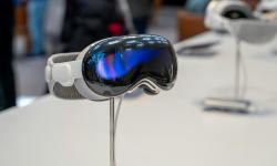 Featured image of post Pimpinan Vision Pro Apple cabut ke OpenAI, sinyal AI garap hardware?